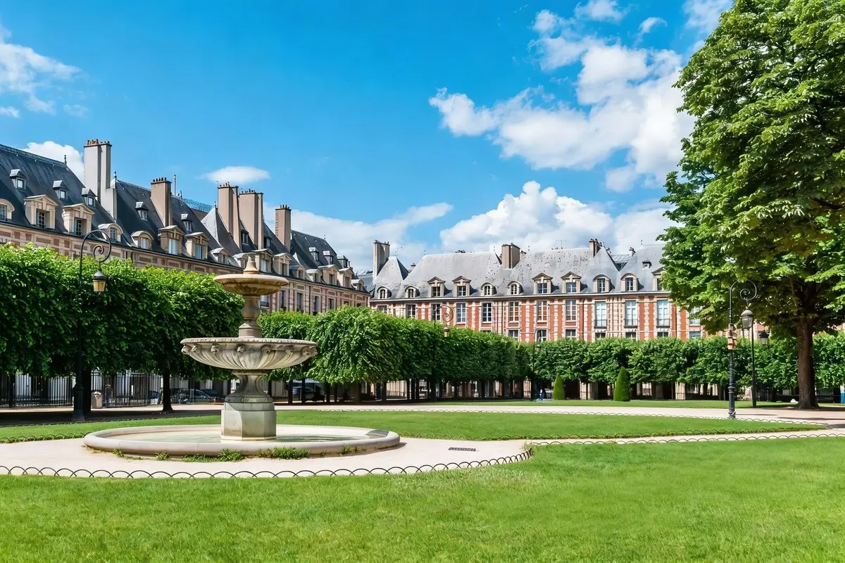 Marais District - Paris - Place des Vosges (Vosges Square)