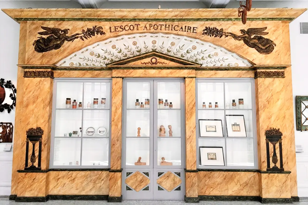 Carnavalet Museum - vintage boutique glass window and shopfront
