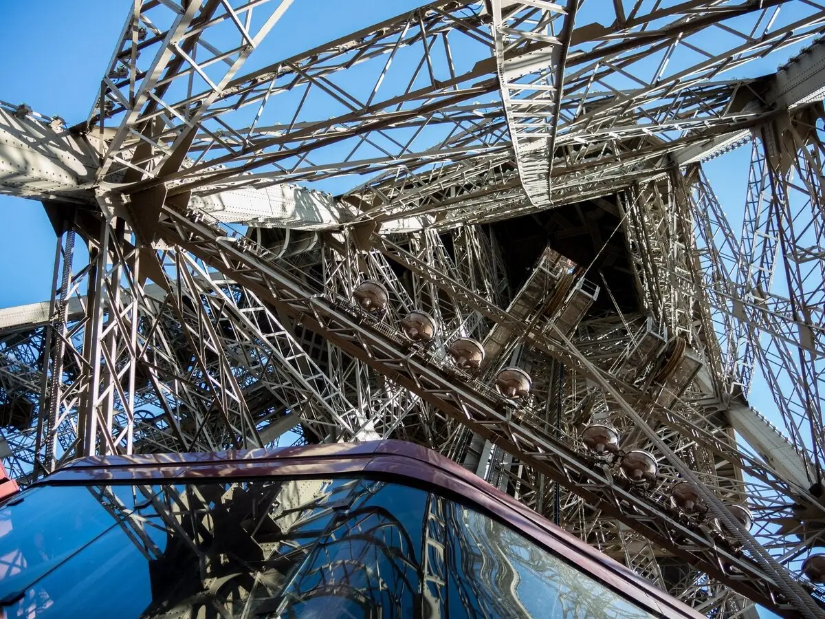 Eiffel Tower - Lift going up