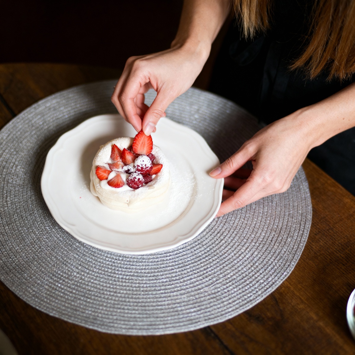 Cooking Class - Last Touch to the strawberry/raspberry dessert