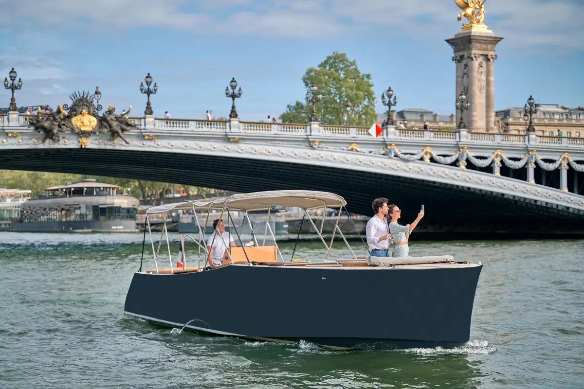 Private Seine River Boat Cruise - Romantic cruise near Alexandre III bridge